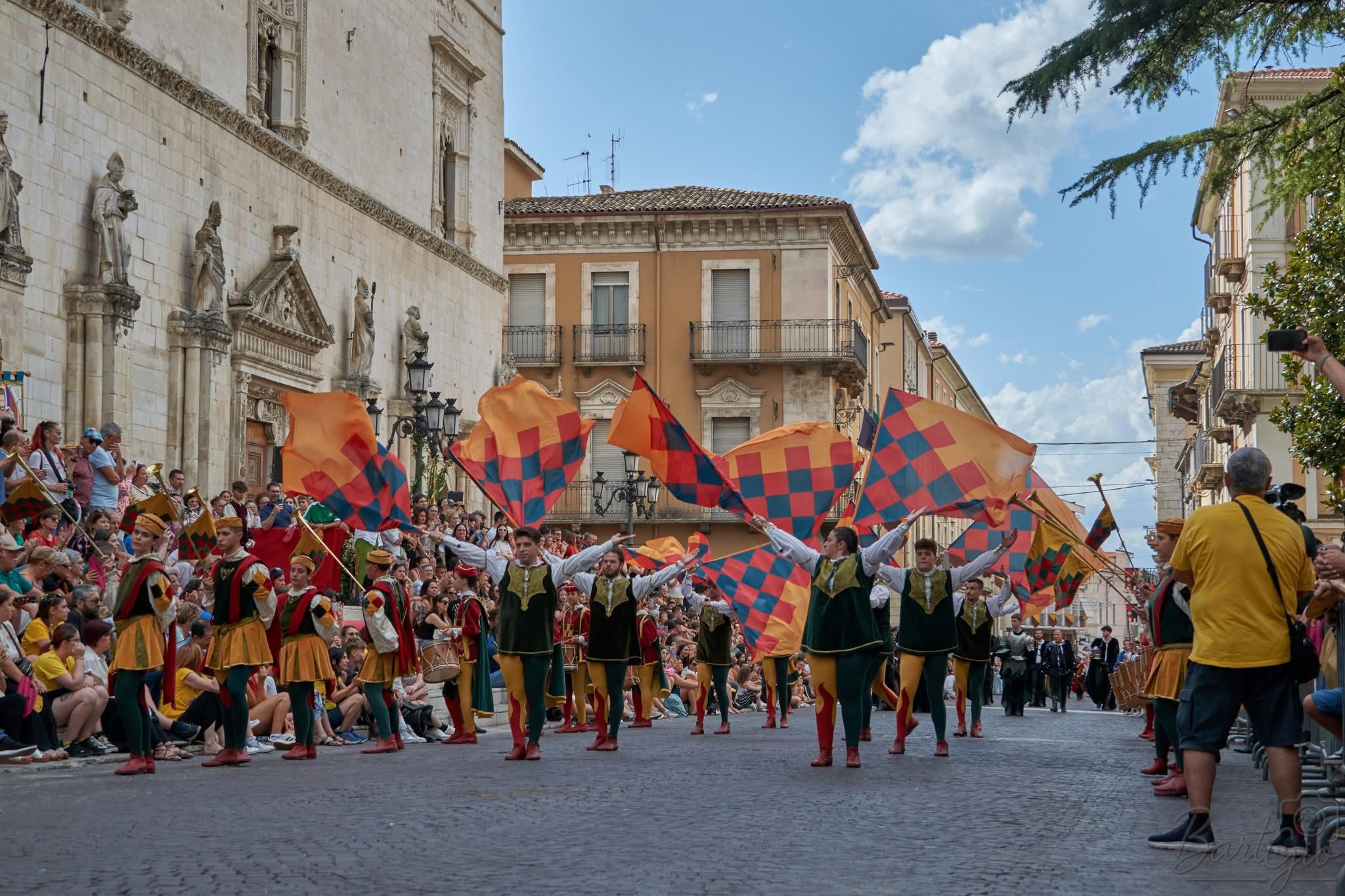 Gli sbandieratori del Sestiere Porta Bonomini di Sulmona